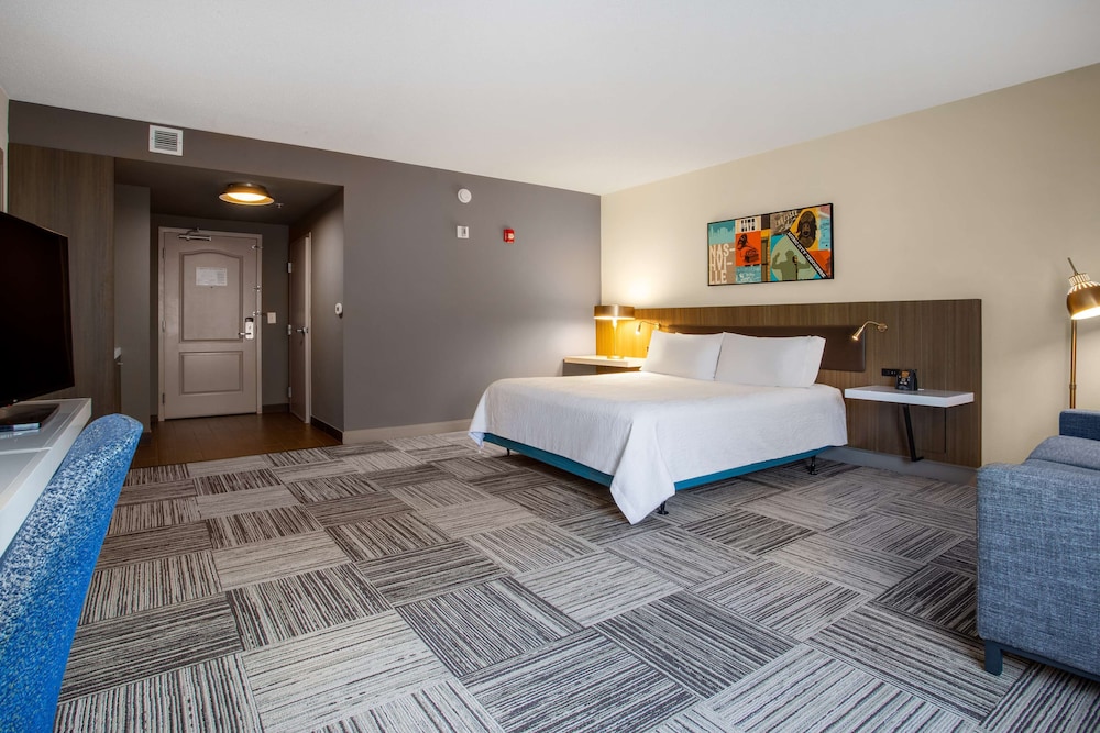 Room, 1 King Bed, Accessible (Roll-in Shower) - Photo 3