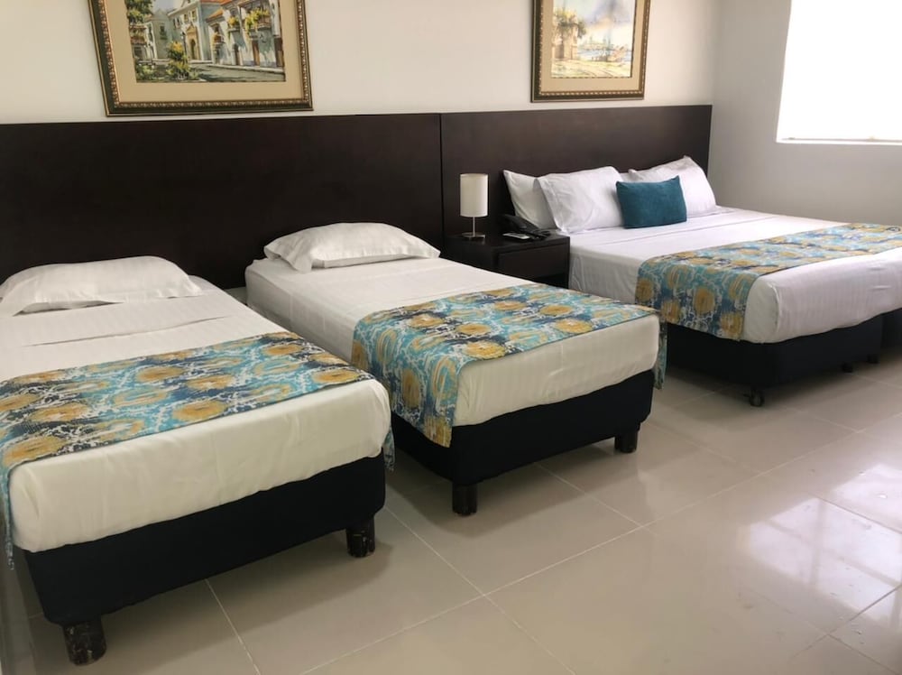 Quadruple Room, 1 King Size Bed, 2 Single Beds photo 2