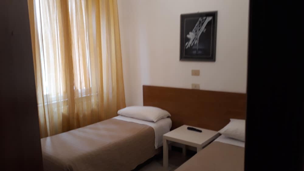 Twin Room, 2 Twin Beds, Shared Bathroom photo 1