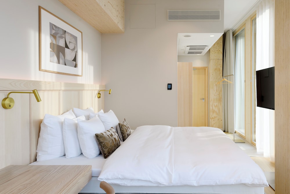 Room, 1 King Bed (Solo Up) - Photo 3