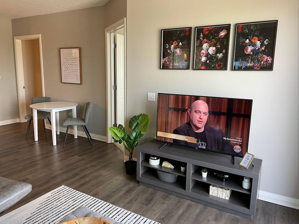 Skyline View 2BR w Balcony Free Parking W D, Billede 9