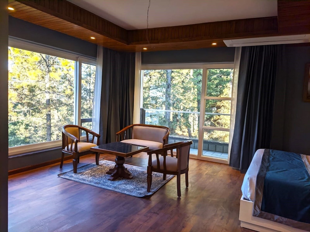 Superior Double Room, 1 King Bed, Non Smoking, Valley View photo 2