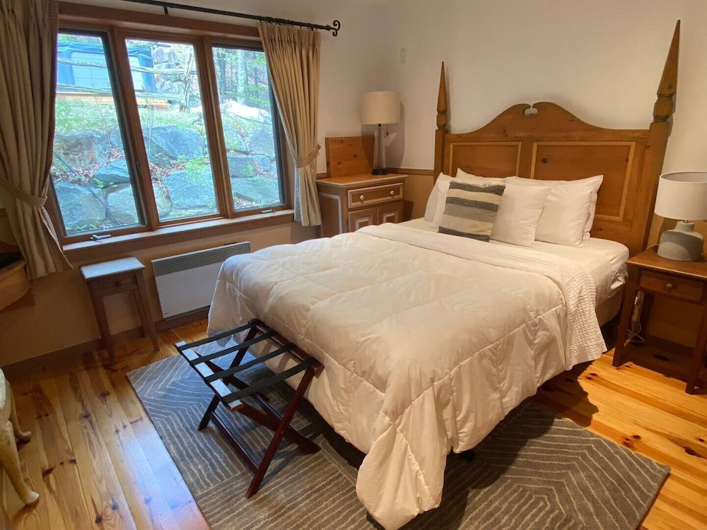 Grand Suite, 1 Queen Bed with Living Room and Private Terrace