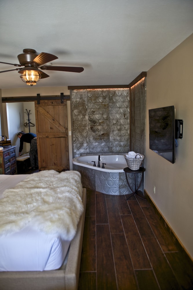 22 Carriage House - 1 Queen Bed, Jetted Tub