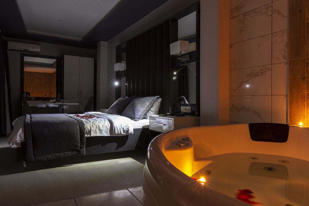 Deluxe Suite, 1 Queen Bed, Jetted Tub photo 1