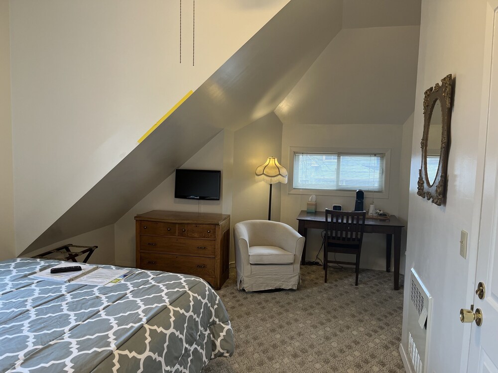 Standard Room, 1 Queen Bed, Non Smoking, Private Bathroom (1 Queen Bed, Upstairs 201,203,204,208) photo 1