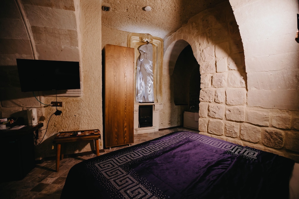 106 - TALE CAVE SUIT photo 3