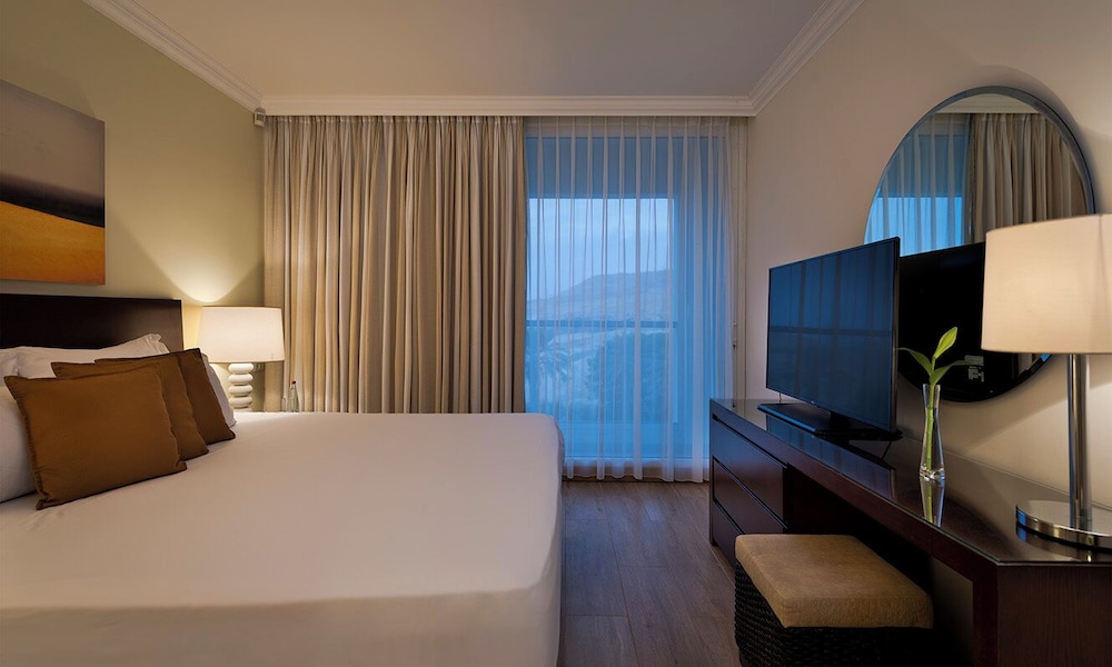 Suite, Pool View