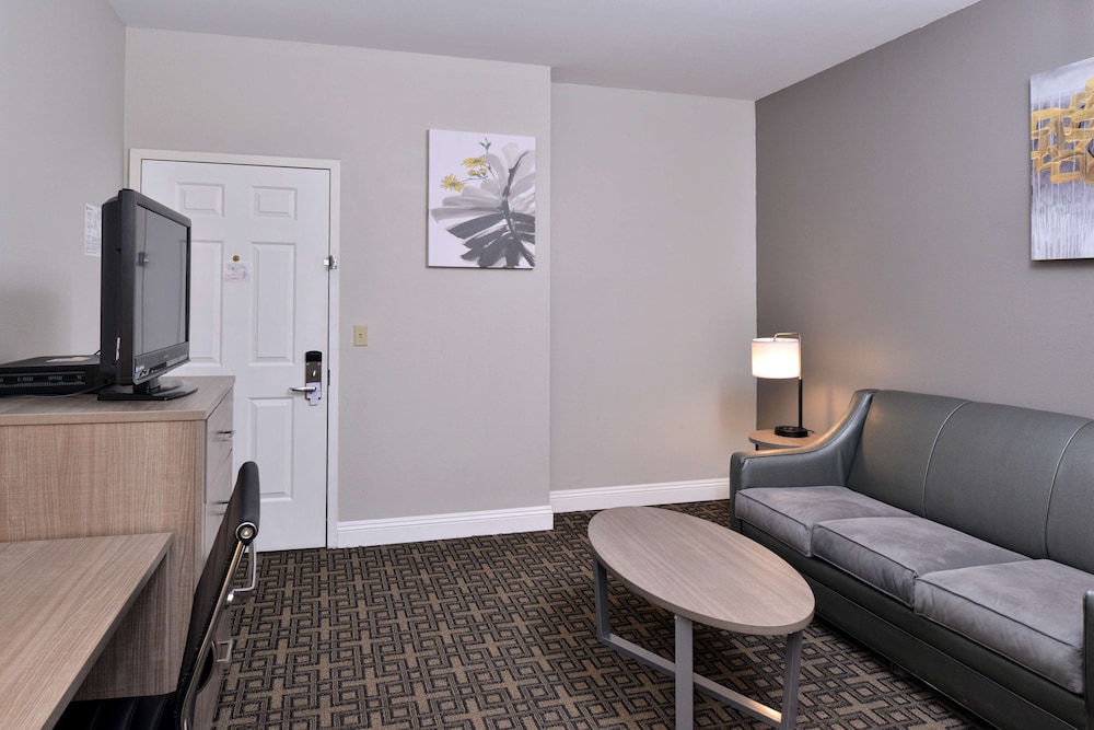 Suite, 1 King Bed With Sofa Bed, Non Smoking, Refrigerator & Microwave (With Sofabed) photo 2