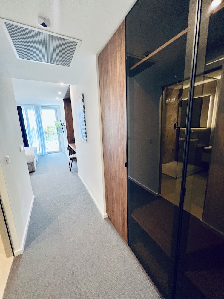 Double or Twin Room, Partial Ocean View photo 3