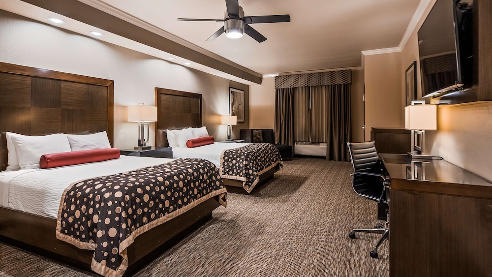 Standard Room, 2 Queen Beds, Refrigerator & Microwave, Courtyard View - Photo 1