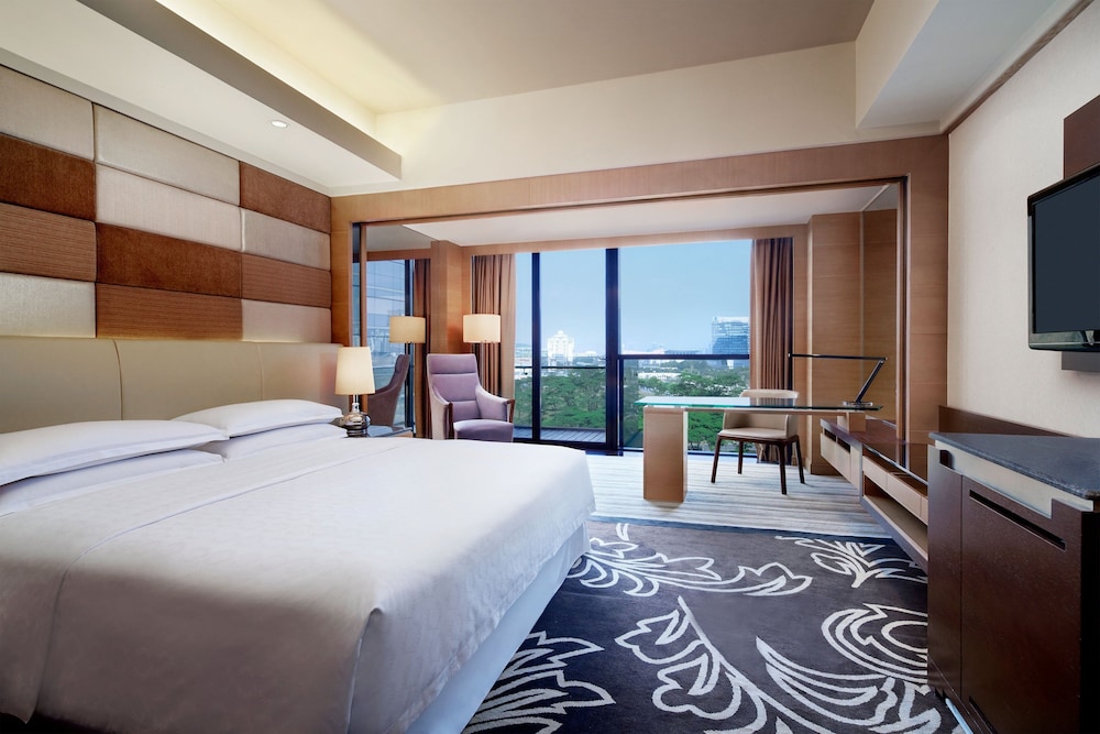 Club Room, 1 King Bed, City View