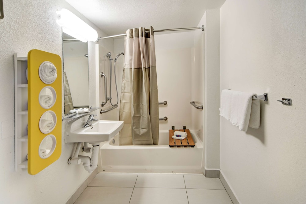 Standard Room, 2 Queen Beds, Accessible, Non Smoking