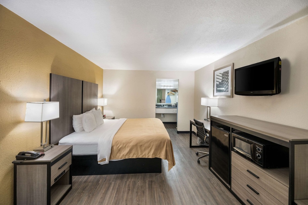 Standard Room, 1 King Bed, Non Smoking - Photo 4