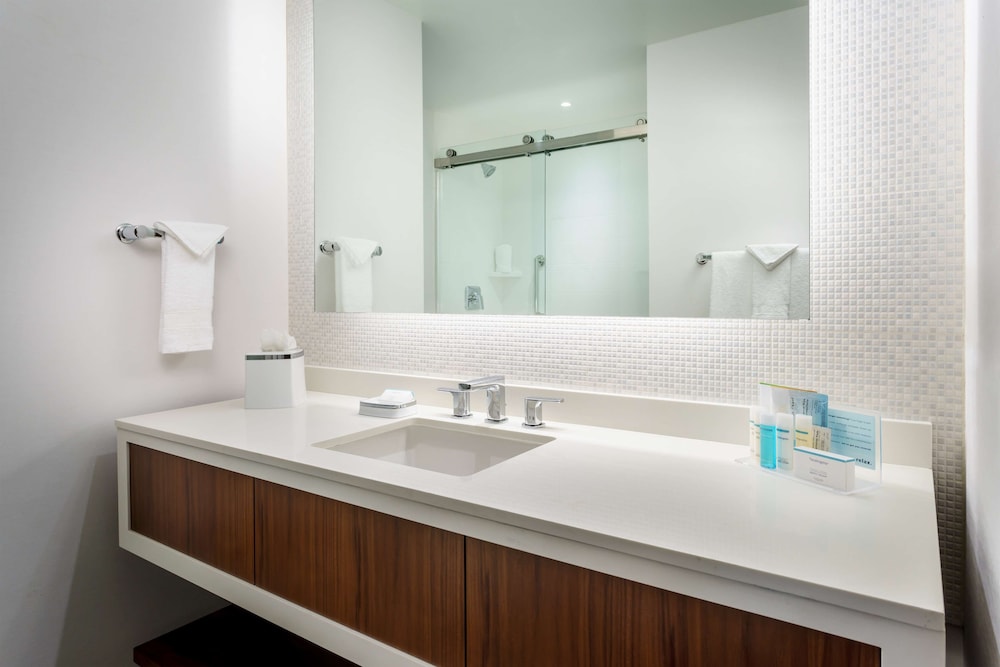 Room, 1 King Bed, Accessible, Bathtub (Mobility & Hearing)