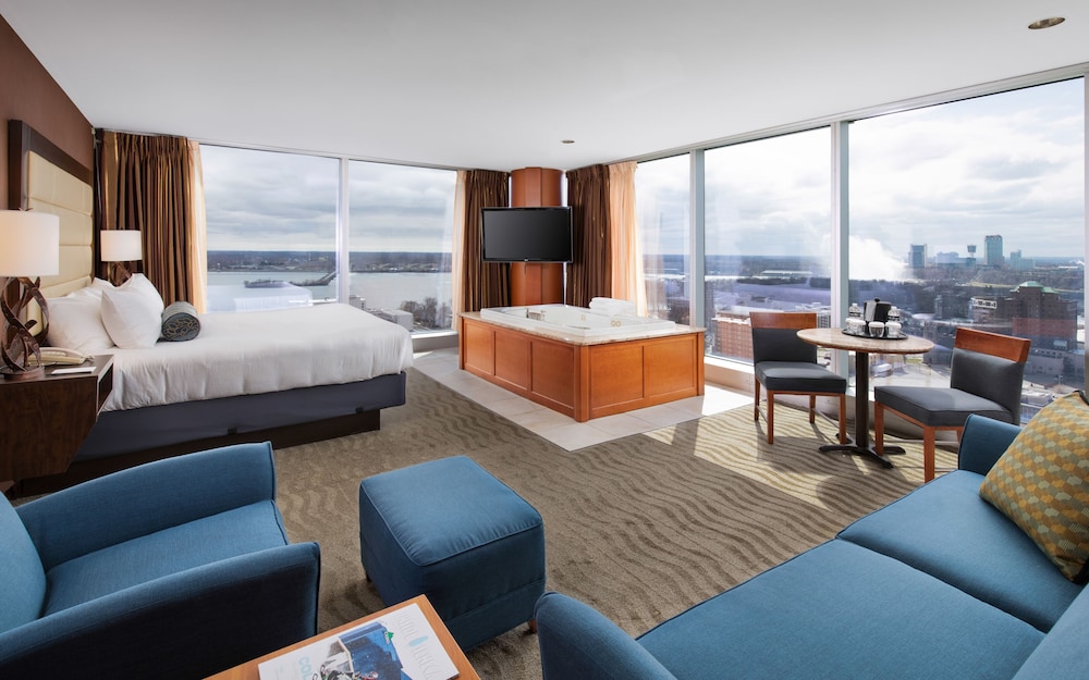 Corner Suite, 1 King Bed, Jetted Tub, Non Smoking