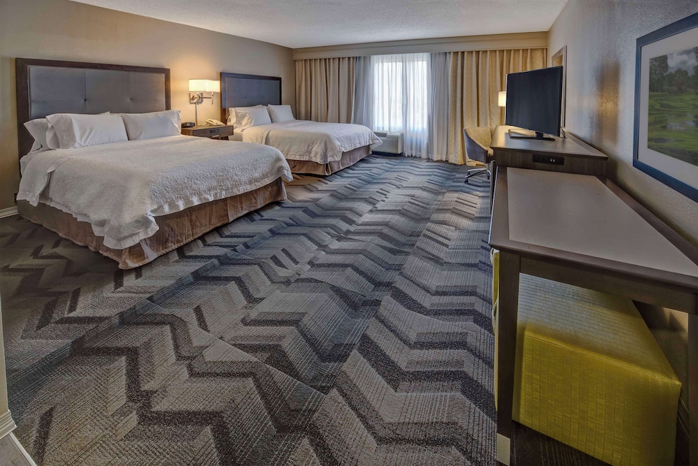 Room, 2 Queen Beds, Accessible, Bathtub - Photo 2