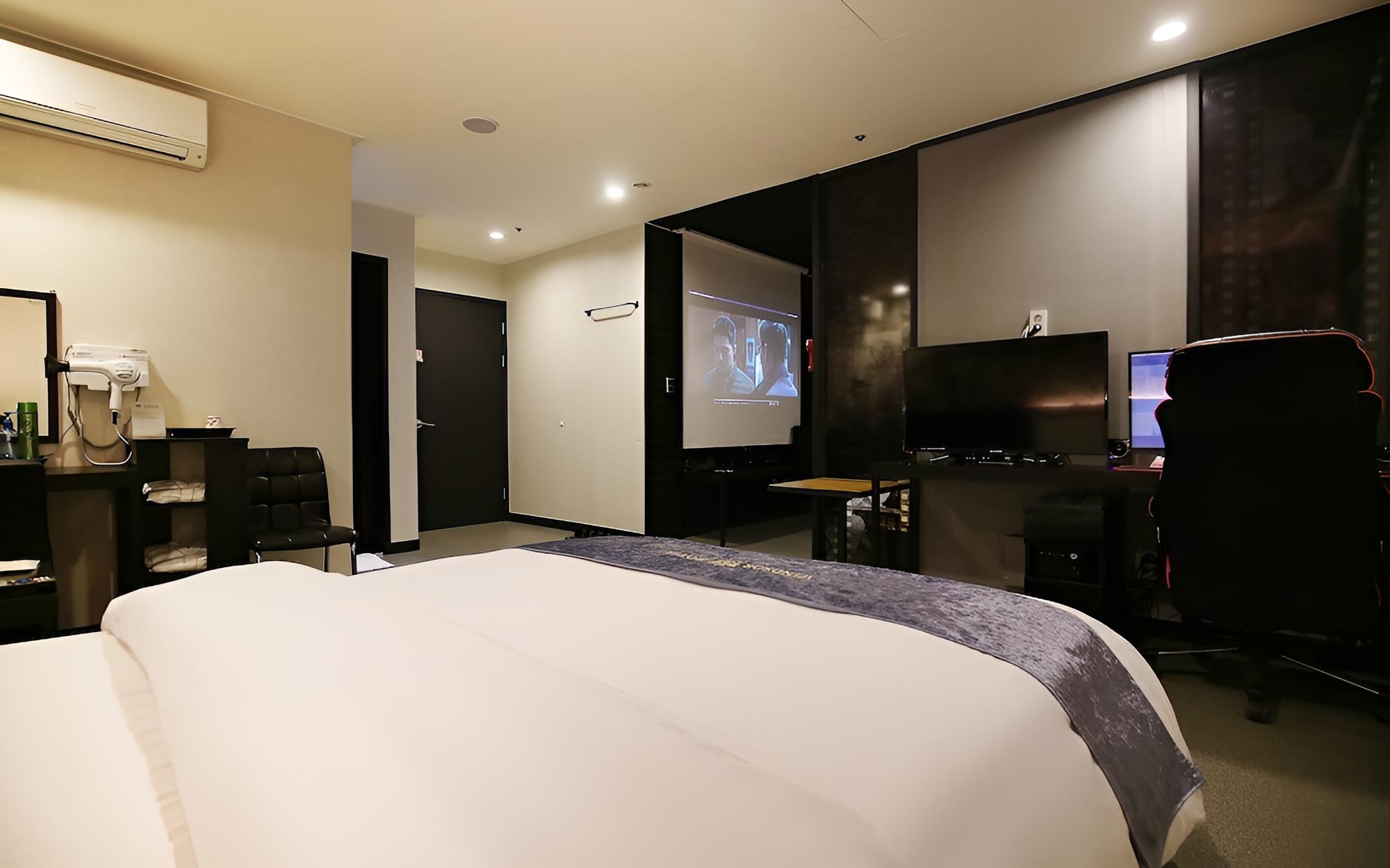 Room (VIP Cinema (100 inch screen twin bed ) photo 3