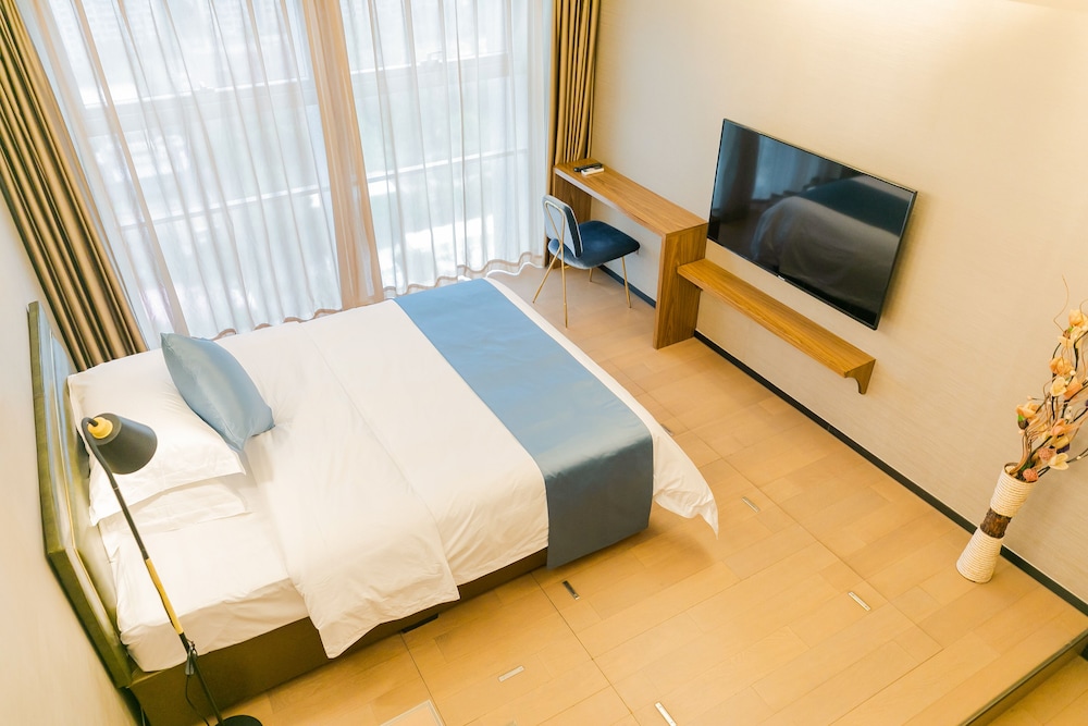 Business Suite, River View