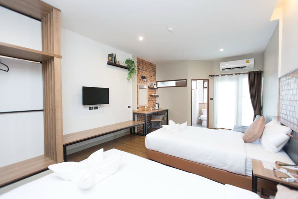 Deluxe Twin Room, Multiple Beds, Garden View photo 2