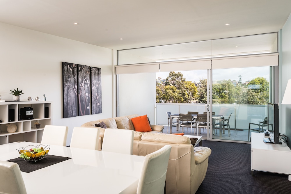 Three Bedroom Poolside Townhouse - Photo 8