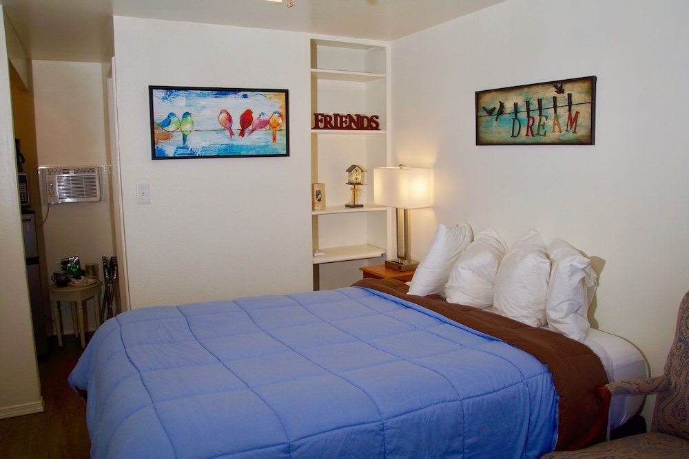 Economy Room, 1 Queen Bed, Non Smoking photo 3