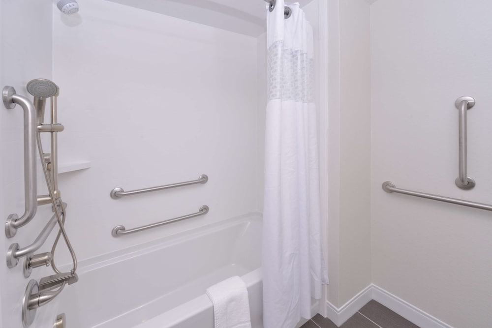 Room, 2 Queen Beds, Accessible, Non Smoking - Photo 4