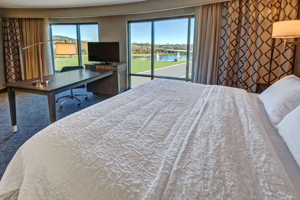 ADA Accessible Room, 1 King Bed, Accessible, Corner (Hearing)