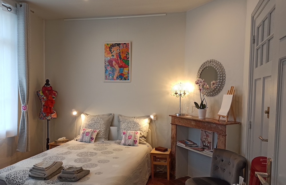 Deluxe Double Room (The Fashion Institute)