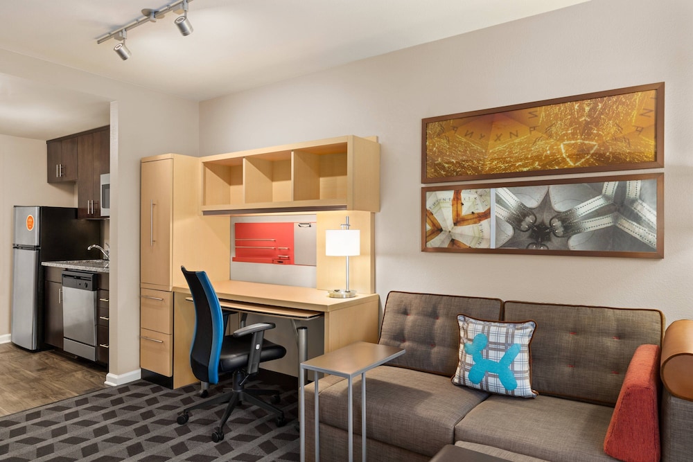 Studio, 1 Queen Bed (Mobility/Hearing Accessible, Tub) photo 2