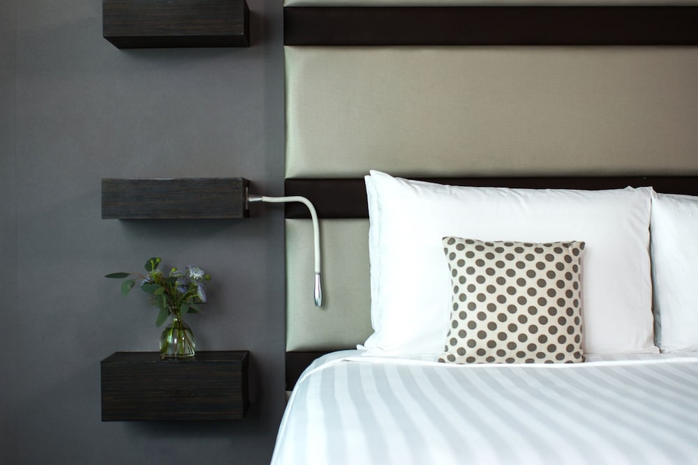 Club Suite, 1 King Bed, Corner - Photo 5