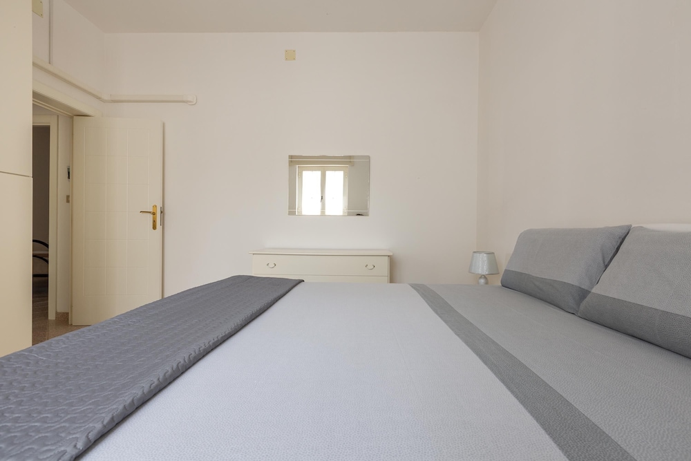 Basic Villa photo 2