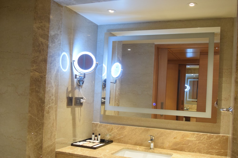 Premium Room, 1 King Bed - Photo 3