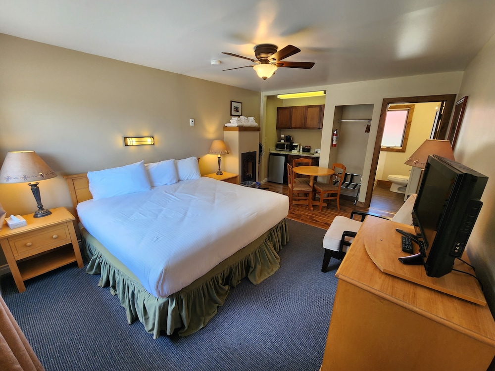 Traditional Cottage, 1 King Bed, Refrigerator & Microwave photo 1