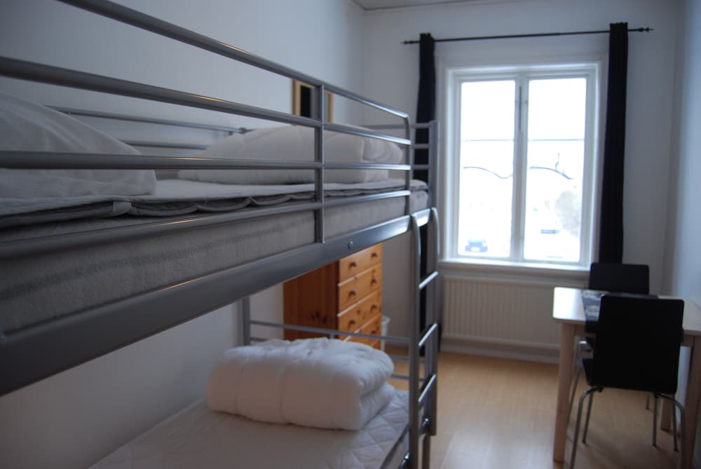 Basic Twin Room, Shared Bathroom photo 1