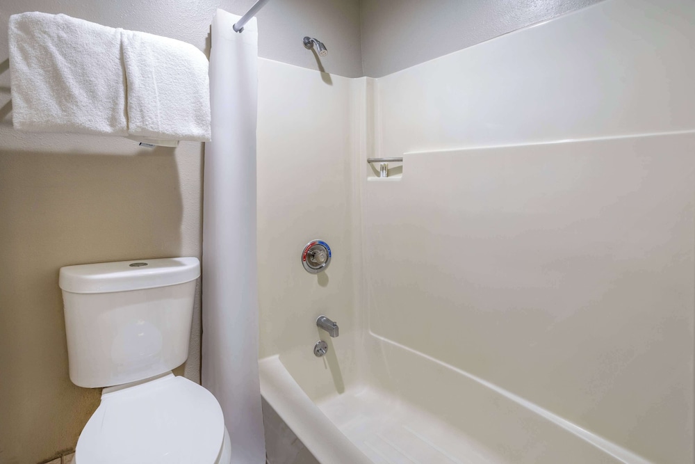 Room, 1 Double Bed, Accessible, Non Smoking (Mobility Accessible, Roll In Shower) - Photo 5