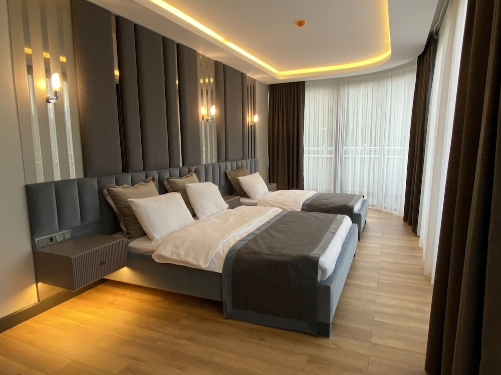 Deluxe Triple Room, 1 Bedroom, Balcony photo 2