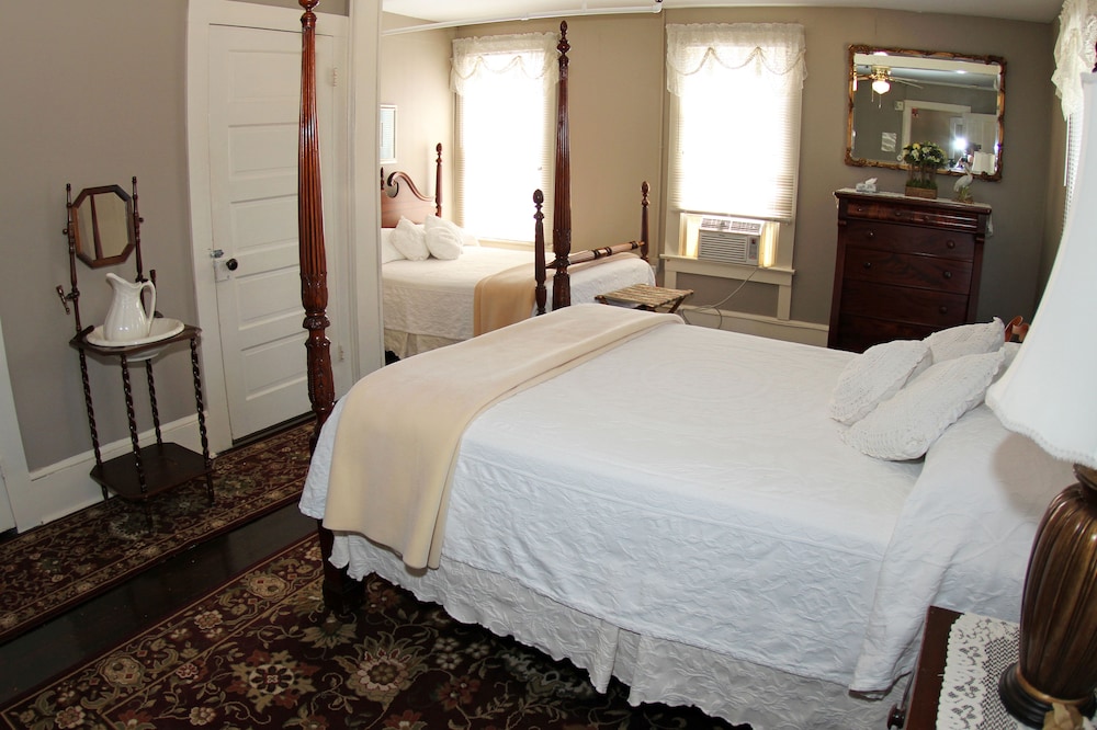 Basic Room, 2 Queen Beds, Courtyard Area