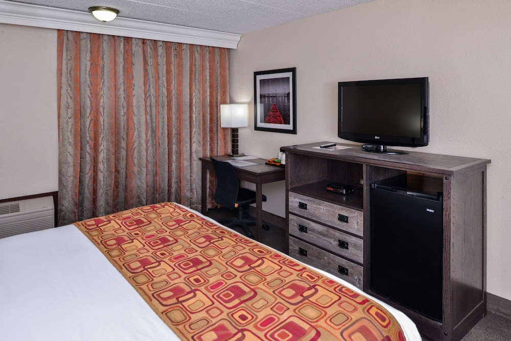 Standard Room, 1 King Bed, Balcony, Poolside (Oversized Room) - Photo 1