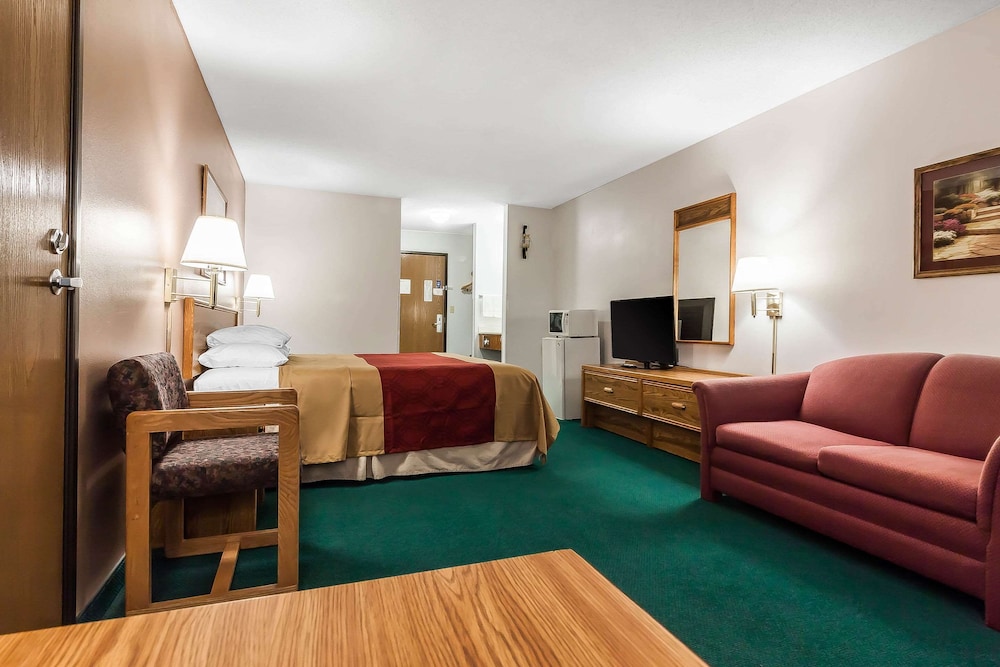 Standard Room, 1 Queen Bed, Non Smoking - Photo 12