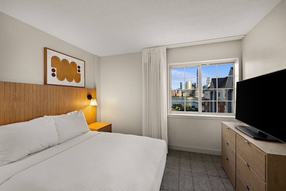 Deluxe Room, 1 Queen Bed photo 3
