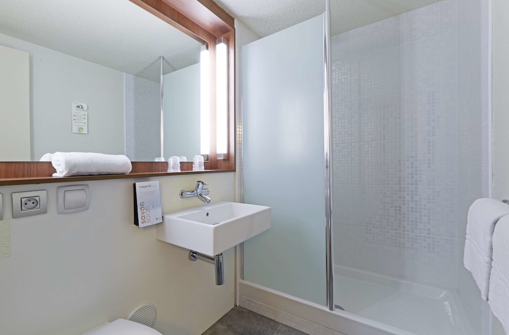 Standard Room, Multiple Beds - Photo 9