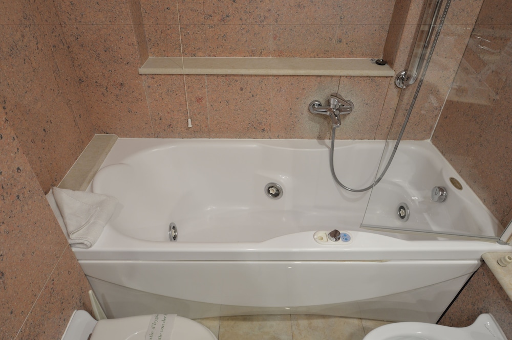 Superior Double or Twin Room (vasca idromassaggio) thumbnail 5