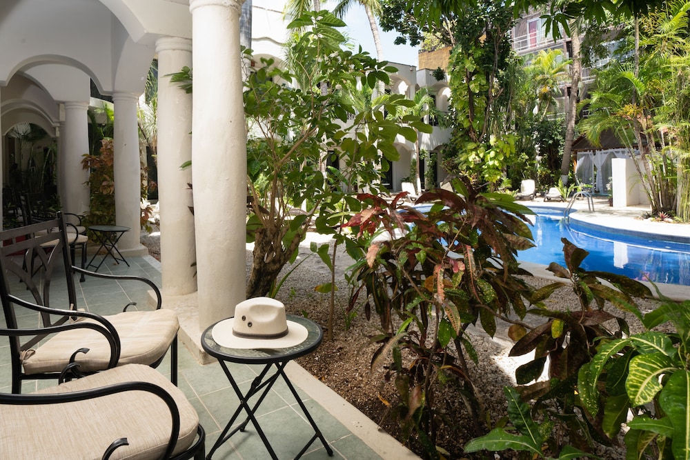Room, Poolside - Photo 4