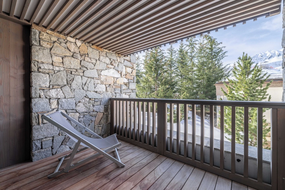 Room (Saulire, view on the trees)