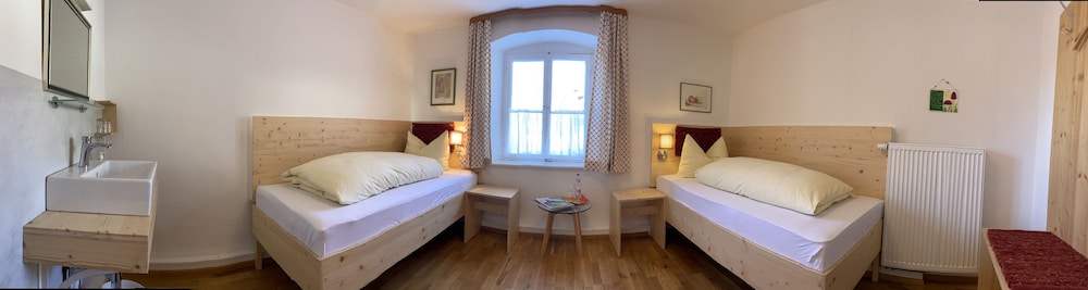 Basic Double or Twin Room, Shared Bathroom photo 3