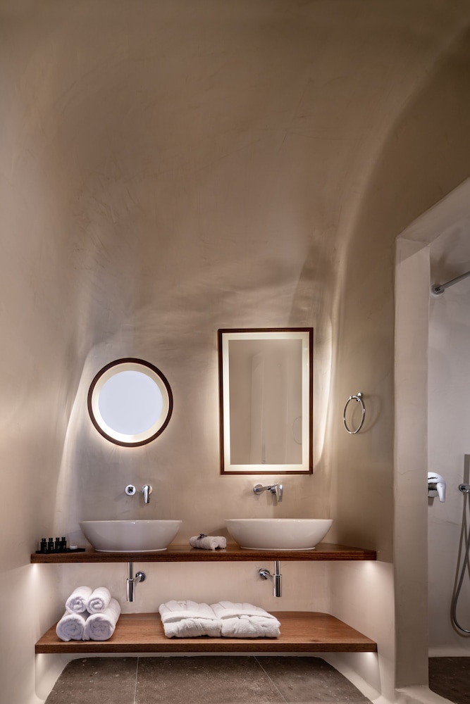 Cave Suite with Jacuzzi - Photo 21
