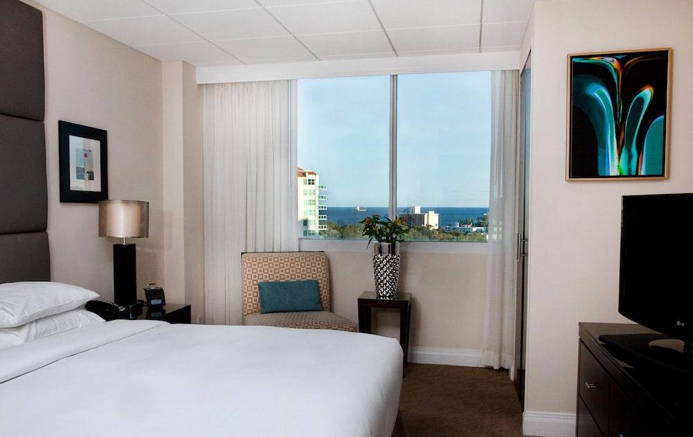 Suite, 1 Queen Bed (Intracoastal View) - Photo 1