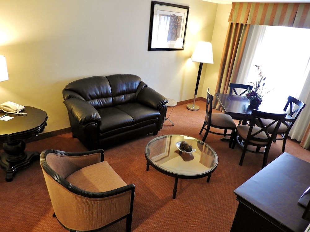 Suite, 1 King Bed - Photo 3