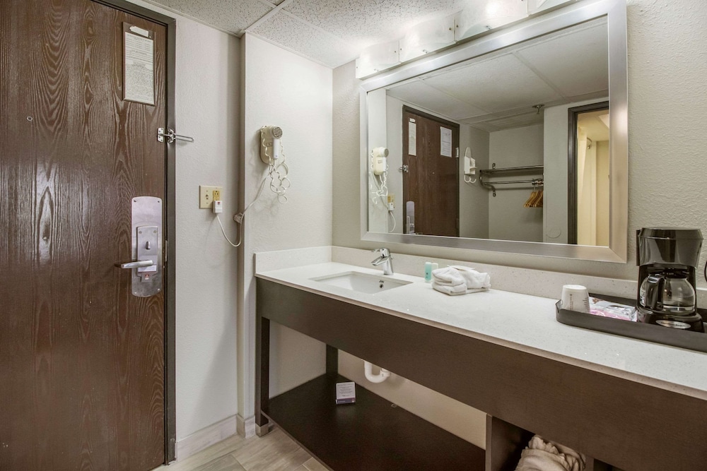 Standard Room, 1 King Bed, Non Smoking (Efficiency) - Photo 4